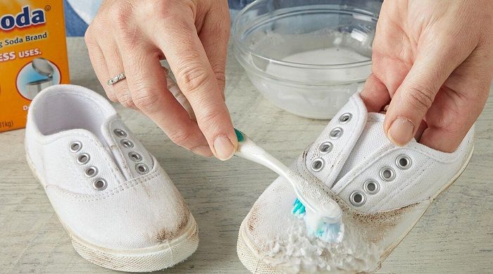 Làm sạch giày dép bằng baking soda