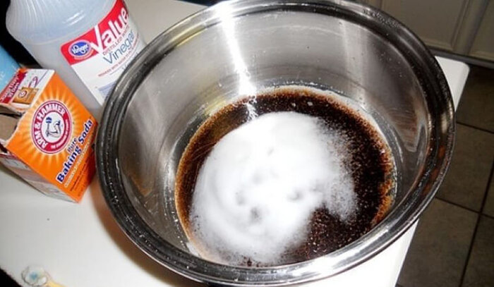 Làm sạch nồi bị cháy với baking soda