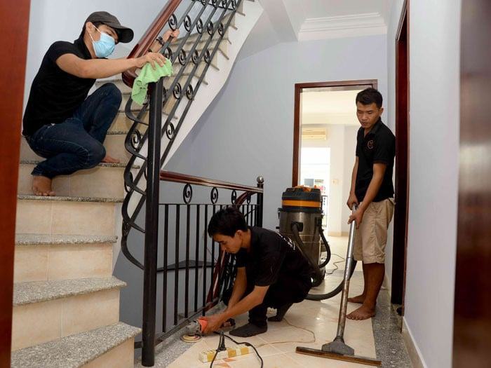 Vệ sinh cầu thang là một hạng mục công việc khi tổng vệ sinh nhà cửa