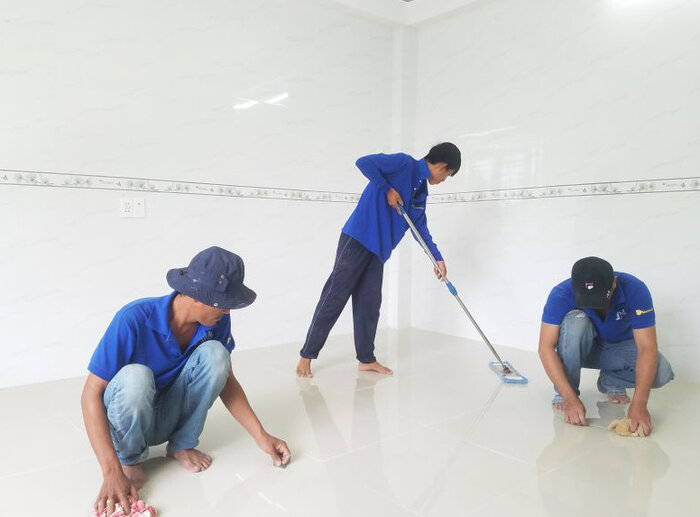 Vệ sinh, làm sạch sàn nhà, loại bỏ các vết bẩn bám dính